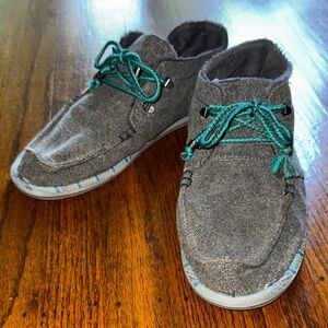 Gray Casual Shoes with Teal Laces